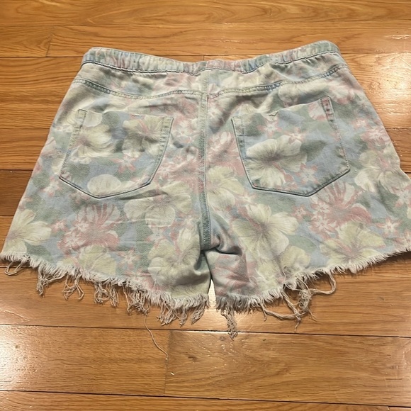 Aerie women’s floral tropical distressed shorts size medium. - Picture 10 of 11